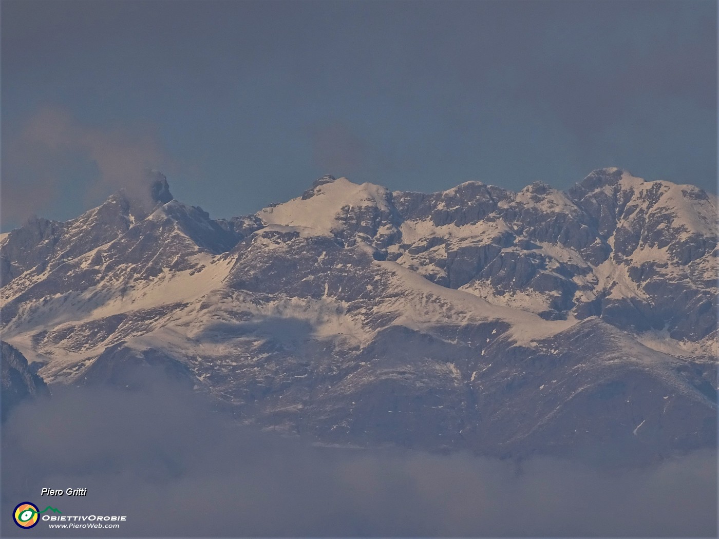 30 Maxi zoom verso Valletto e  Ponteranica innevati.JPG